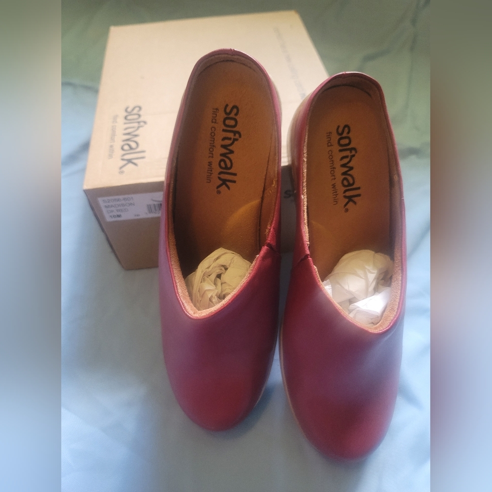 Softwalk clogs. Size 10 - Picture 2 of 3